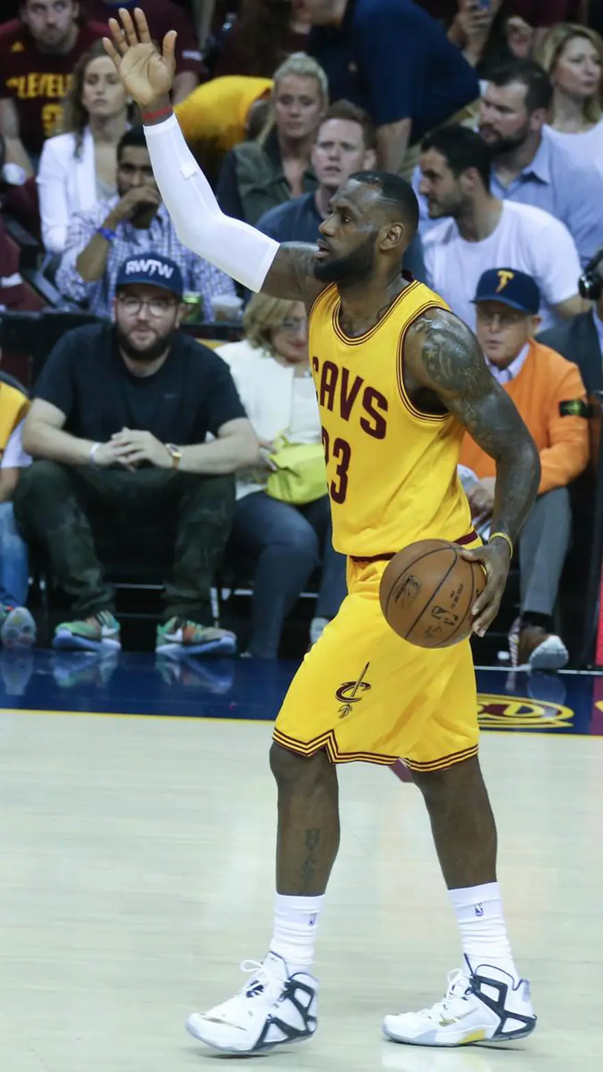 Cavaliers öne geçti , LeBron rekor kırdı 10