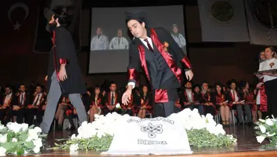 Cerrahpaşa'nın mezuniyet töreninde 'Cerrahpaşa'ya Dokunma' protestosu