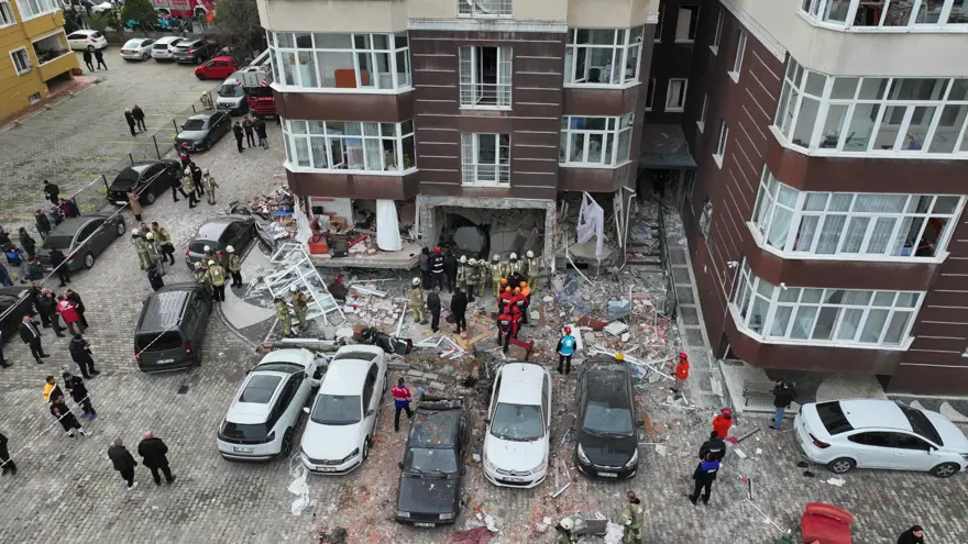 İstanbul'da 14 katlı binada patlama: 1 can kaybı, 3 yaralı 25