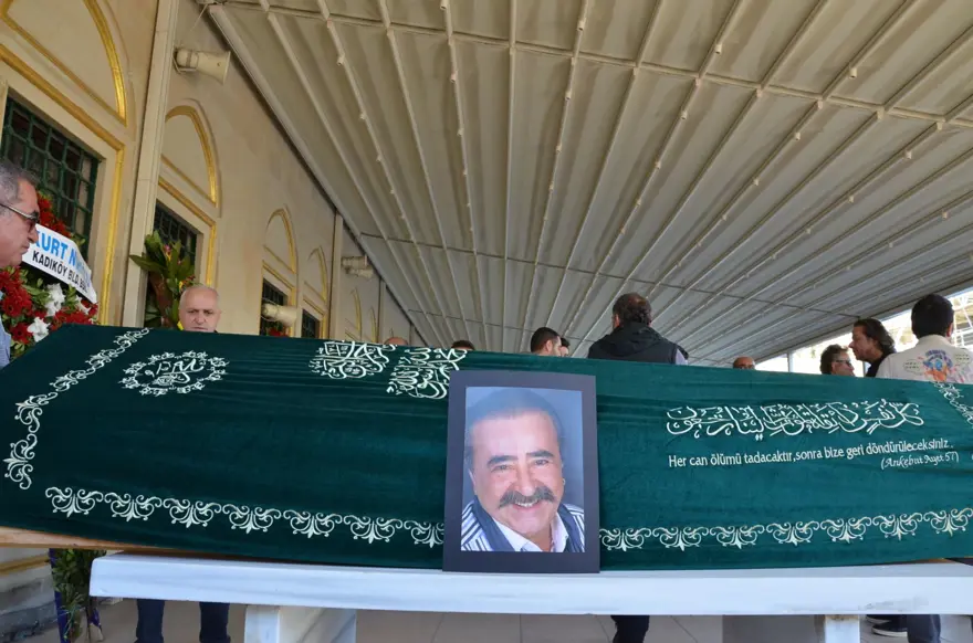 Ünlü oyuncu Yıldırım Öcek son yolculuğuna uğurlandı 4
