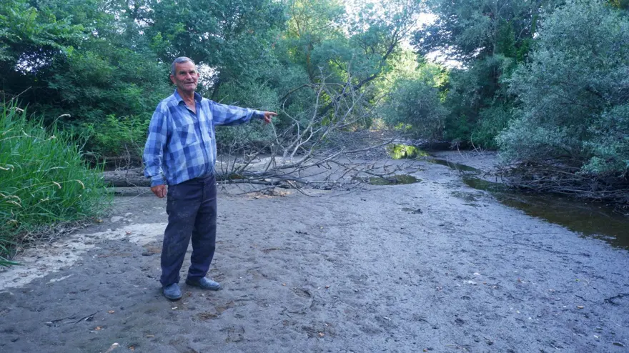 Kuraklığın en net fotoğrafı: Balık tuttukları nehir kumsala dönüştü! 