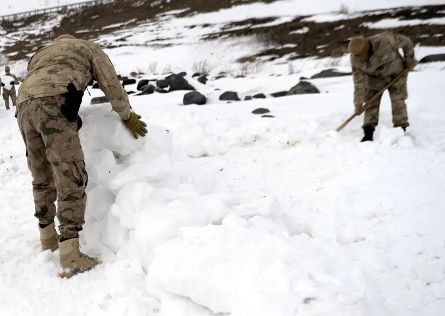 Çıldır'daki buz festivali için kardan devasa Atatürk heykeli yapılıyor 9