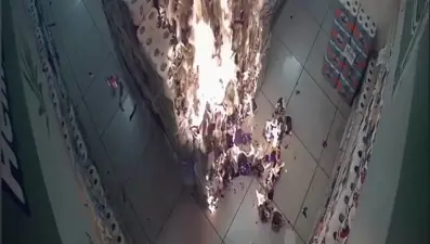 Markete giren çocuk, peçeteleri tutuşturdu