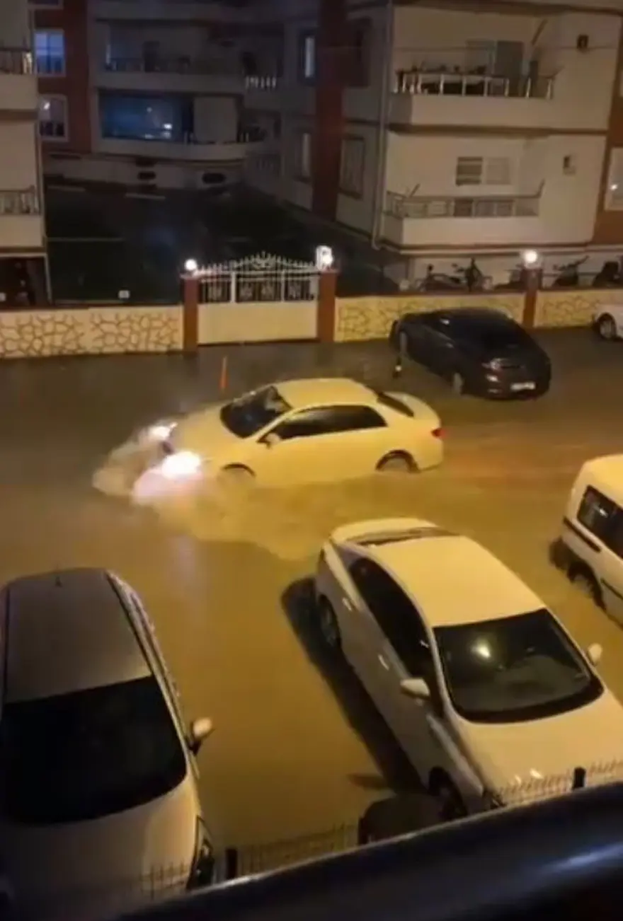 Hatay'da şiddetli sağanak: Yollar suyla doldu, araçlar mahsur kaldı 