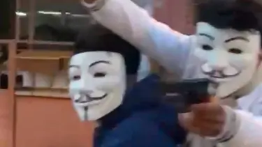 Motosikletli maskeli şahıslar oyuncak tabancayla çevredekilere korku saçtı