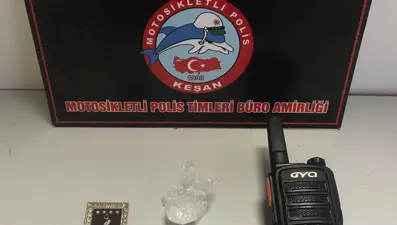 Askeri personel rozeti ve telsiz taşıyan taksiciye gözaltı