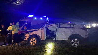 Refüje çarpıp devrildi: 1 ölü, 4 yaralı