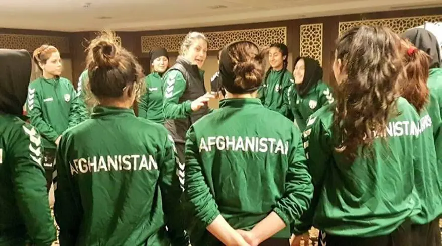 Afganistan'ın kadın genç futbol takımı Pakistan’a ulaştı 7 Afganistan'ın kadın genç futbol takımı Pakistan’a ulaştı 7
