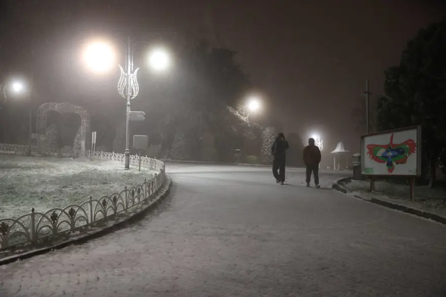 İstanbul'da 7 yıl aradan sonra kasımda kar yağdı 7