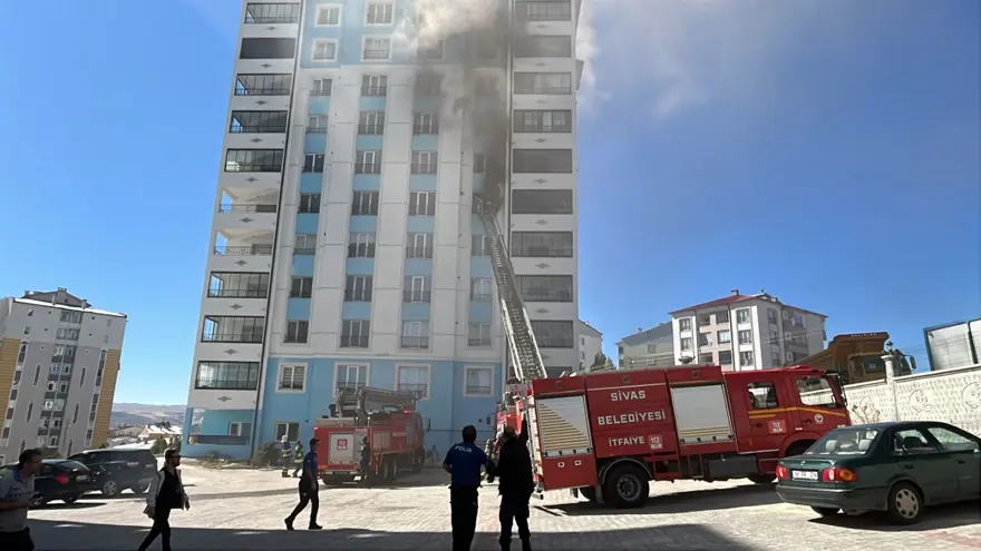 Sivas'ta 10 katlı apartmanda yangın: Can pazarı yaşandı 1