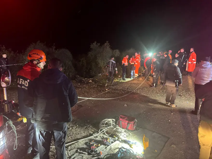 Antalya'da falezlerden denize otomobil düştü 