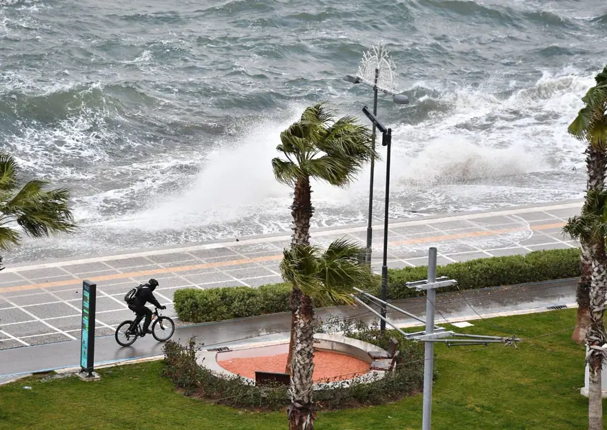 İzmir'de fırtına: Deniz taştı, işyerlerini su bastı 35