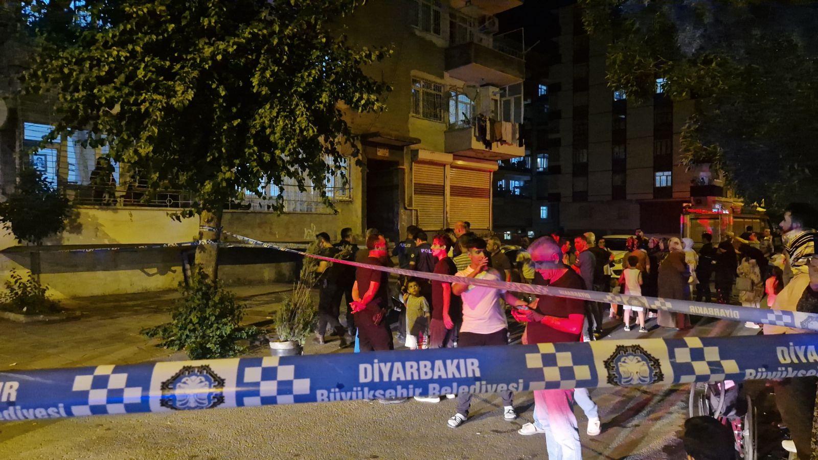 "Apartman sallandı" ihbarı üzerine 5 katlı bina boşaltıldı