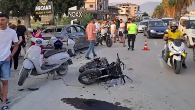 Motosiklet, otomobile ok gibi saplandı: 1 ölü
