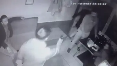 Taksi gelmedi diye silahla durağı bastı: Saldırganın yaşından çok suç dosyası var!