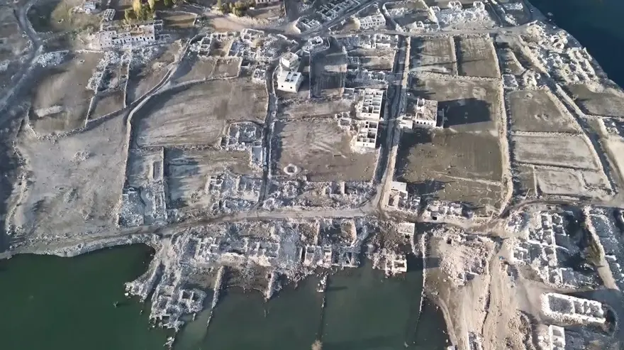 Su seviyesi düştü, eski köy ortaya çıktı 3