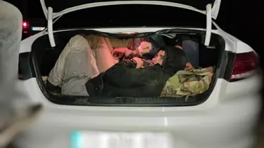 İki otomobilde 29 kaçak göçmen yakalandı
