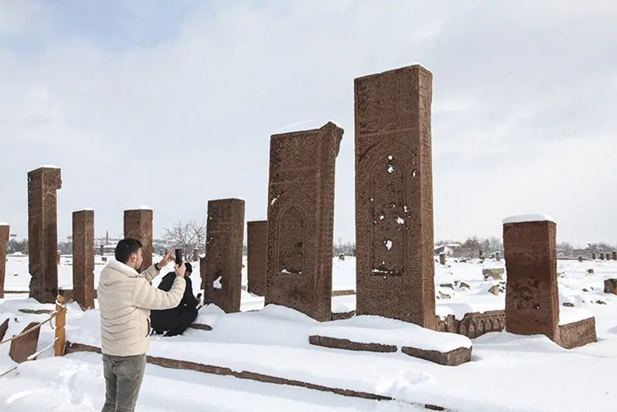 Bitlis'te tarihi yapılar karla kaplandı 1 Bitlis'te tarihi yapılar karla kaplandı 1