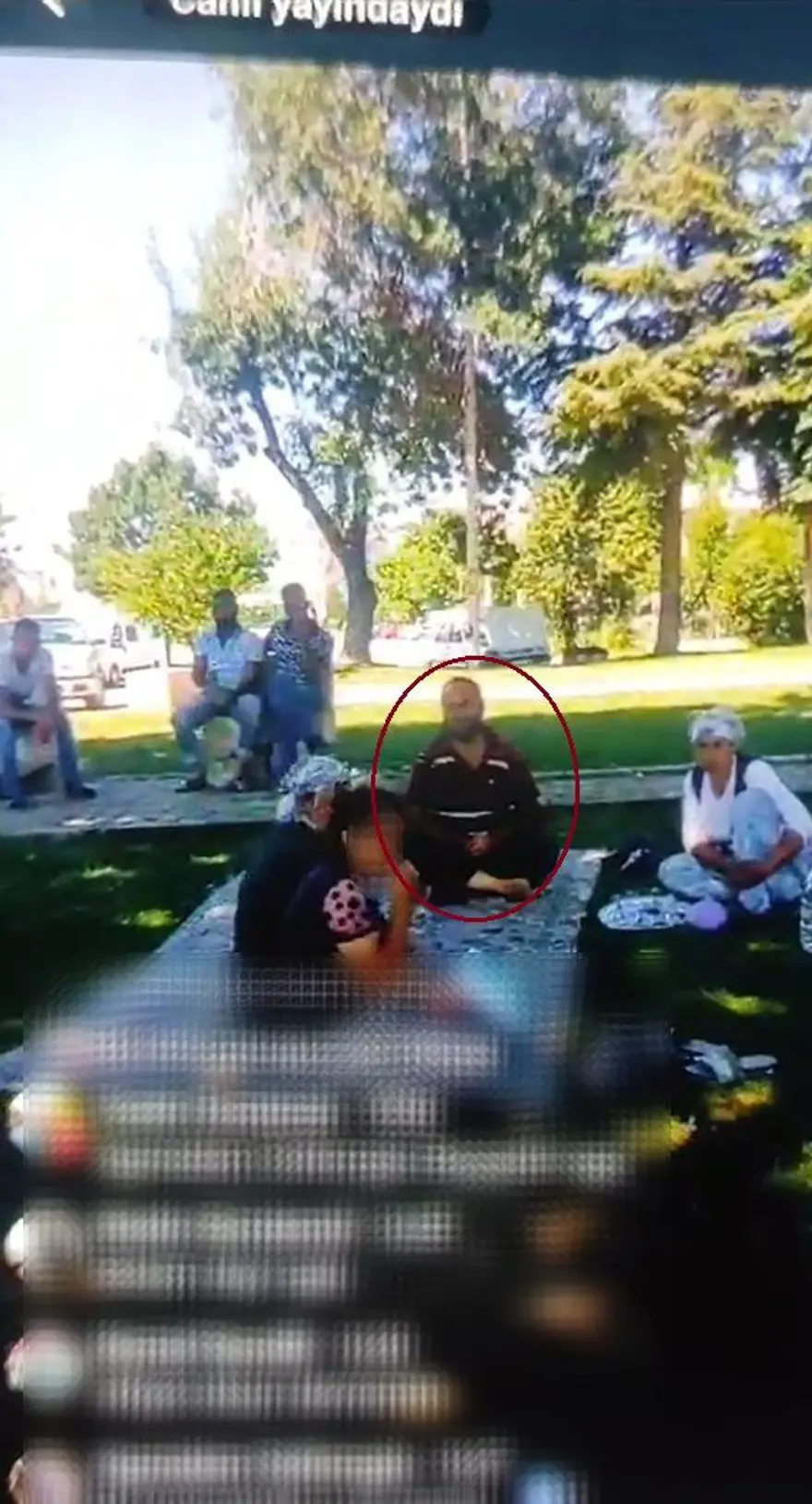 Kızını satılığa çıkardı, fiyatını da açıkladı 1 Kızını satılığa çıkardı, fiyatını da açıkladı 1