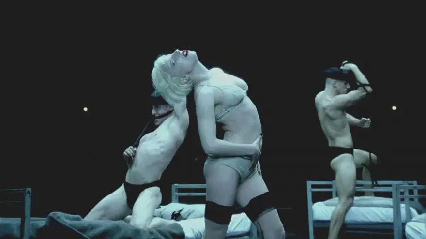 Gaga'dan homoerotik bir askeri fantezi 35
