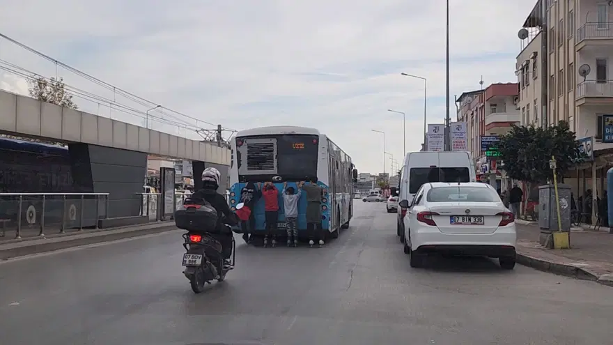 Otobüse tutunan patenli çocukların tehlikeli yolculuğu 9