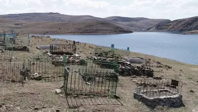Palandöken Barajı'nın suları çekildi: Mezarlar gün yüzüne çıktı