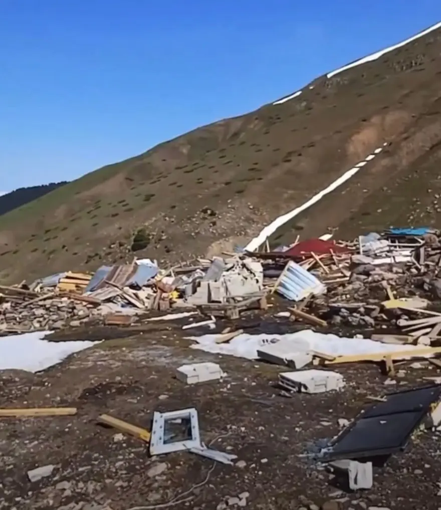 Kar eriyince ortaya çıktı: Sert geçen kış 9 evi yıktı 4