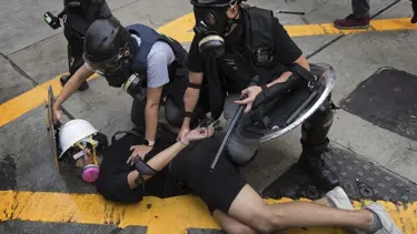 Hong Kong'da protestoculara maske yasağının ardından ulaşım askıya alındı