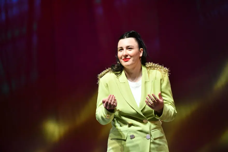 Harbiye'de ilk kez bir kadın komedyen sahneye çıktı: Yasemin Sakallıoğlu’ndan Doğru Koca Nasıl Seçilir gösterisi 2 Harbiye'de ilk kez bir kadın komedyen sahneye çıktı: Yasemin Sakallıoğlu’ndan Doğru Koca Nasıl Seçilir gösterisi 2