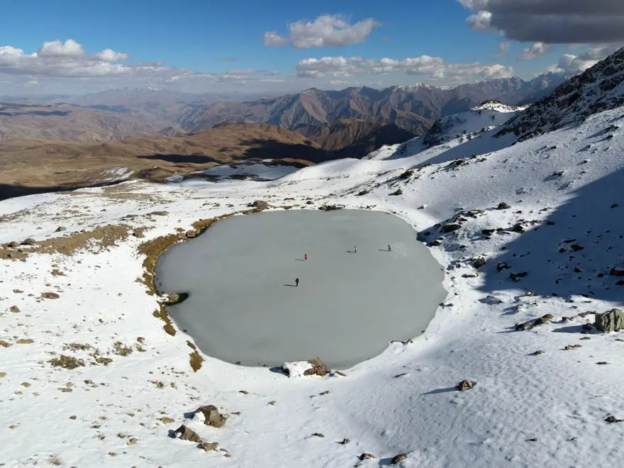 Hakkari'de donan gölde buz pateni 1