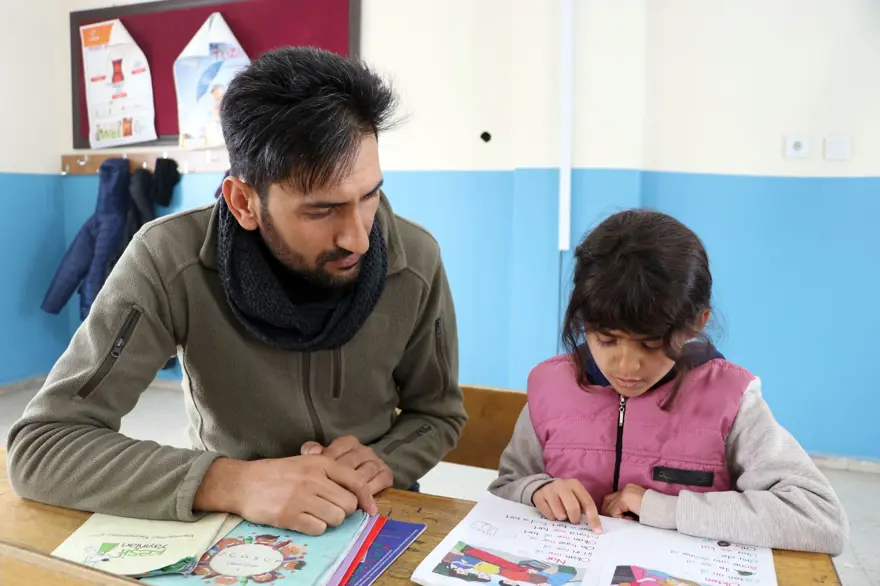 2 derslik 1 öğrenci: Hasret'in karne sevinci 5
