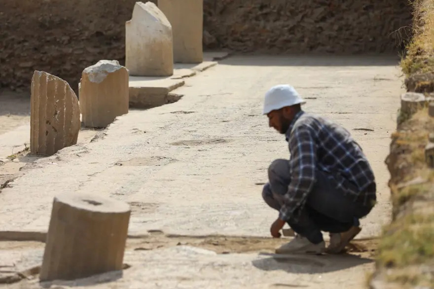 Metropolis Antik Kenti'nde yeni bulgu: 1800 yıllık yapı bulundu 6