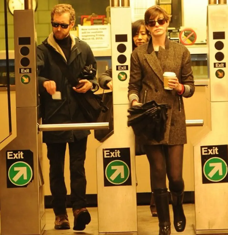 Oyuncu Merve Boluğur otobüste (Toplu taşıma kullanan ünlüler) 72