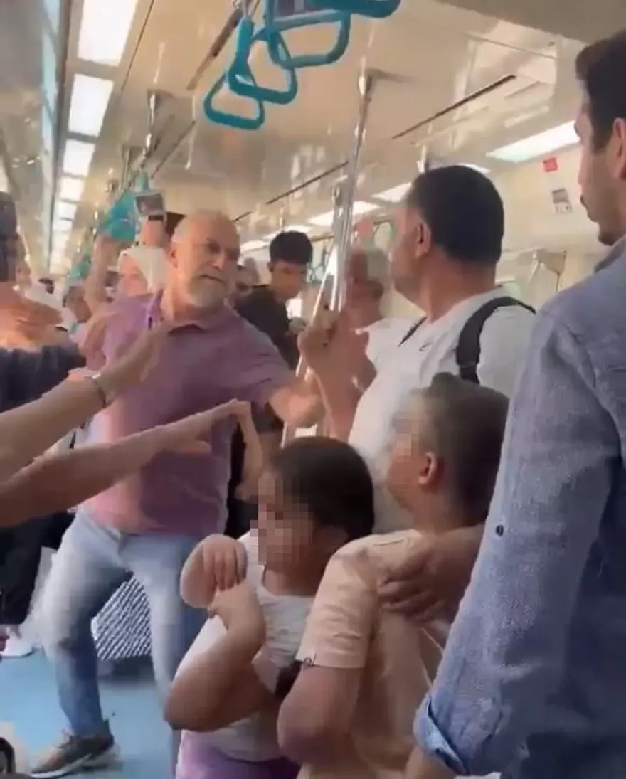 Marmaray'daki kavgada yeni görüntüler ortaya çıktı: Kavganın başlama anını anlattı Marmaray'daki kavgada yeni görüntüler ortaya çıktı: Kavganın başlama anını anlattı