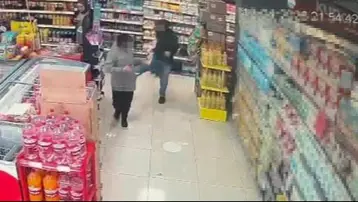 Engelli çocuğunu markette döven baba gözaltına alındı
