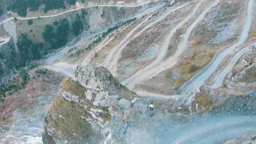 'Dünyanın en tehlikeli yolu' Derebaşı Virajları'ndan geçmek cesaret istiyor 10