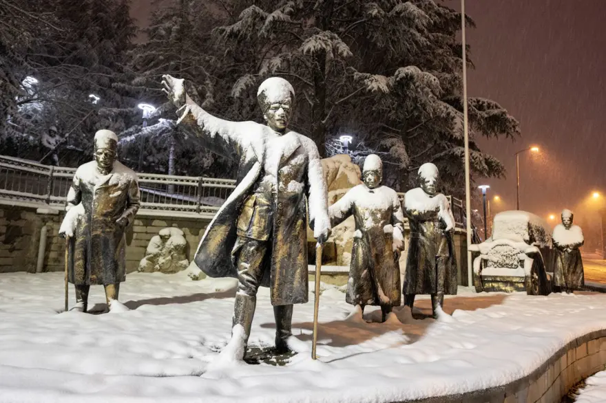 Ankara’da beyaz örtü: Anıtkabir’dekartpostallık görüntü 4