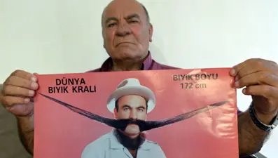 Bıyığı sayesinde 74 ülke gezdi