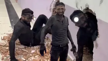 Matkapla çalışırken baca boşluğuna düştü. Birinci katta durdu, kurtarmak için duvar kırdılar