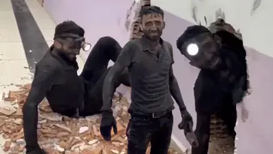 Matkapla çalışırken baca boşluğuna düştü. Birinci katta durdu, kurtarmak için duvar kırdılar