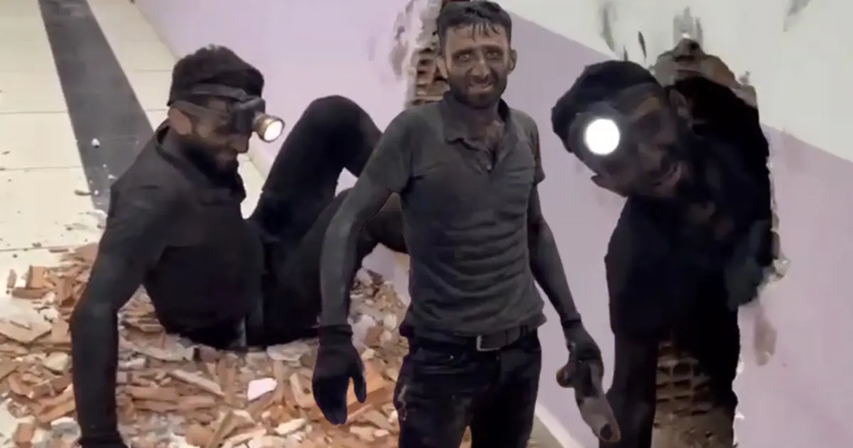 Matkapla çalışırken baca boşluğuna düştü. Birinci katta durdu, kurtarmak için duvar kırdılar