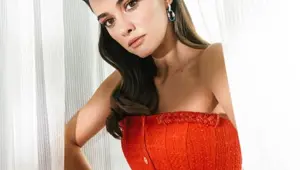 Hande Soral ‘Murat Göğebakan: Kalbim Yaralı’ filminin kadrosunda Hande Soral ‘Murat Göğebakan: Kalbim Yaralı’ filminin kadrosunda