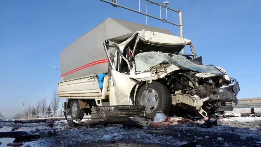 Erzurum’da sis kazası: Kırmızı ışıkta bekleyenkamyona çarptı 1