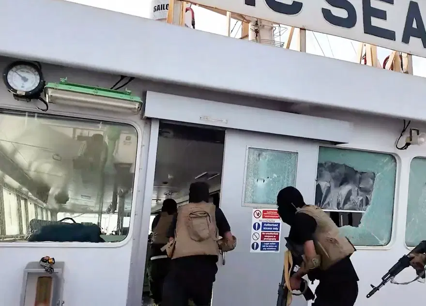 Husiler yayınladı: Kızıldeniz'de gemi batırdılar 11