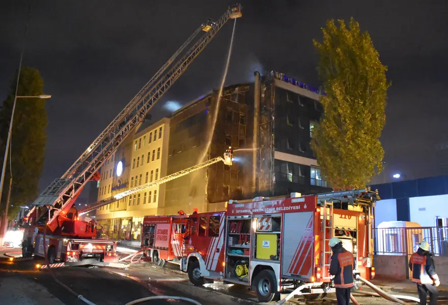 Haliç Üniversitesi'nde yangın 6 Haliç Üniversitesi'nde yangın 6