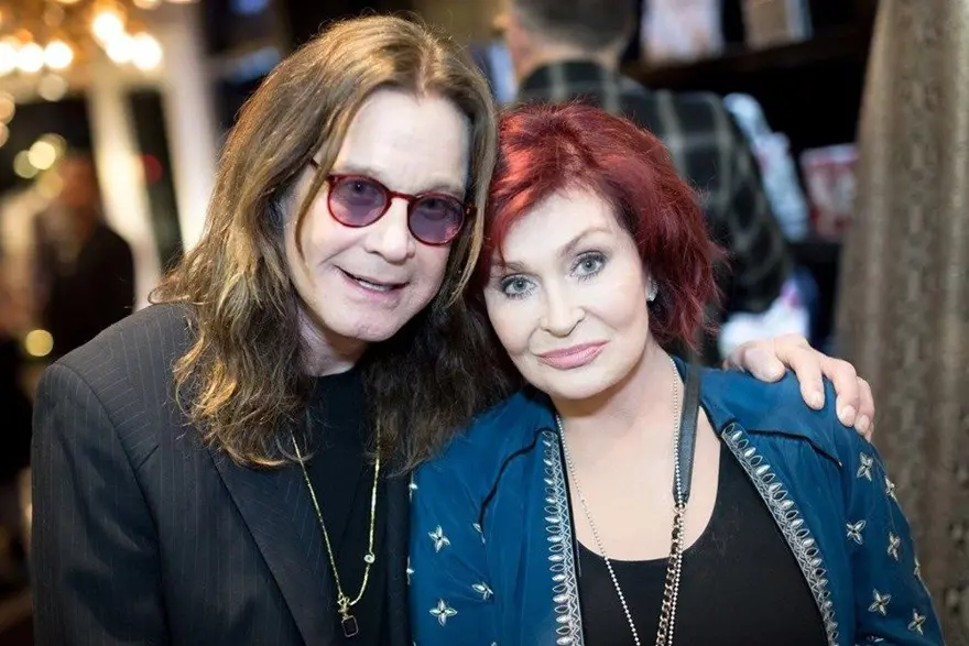 Parkinson'a yakalanan Ozzy Osbourne bu kez bastonla 5