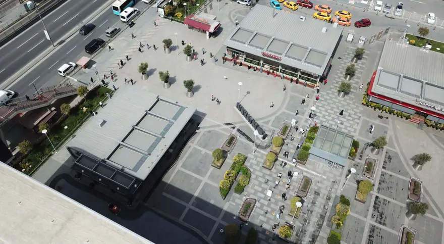 AVM önünde yine uzun kuyruklar oluştu 1 AVM önünde yine uzun kuyruklar oluştu 1