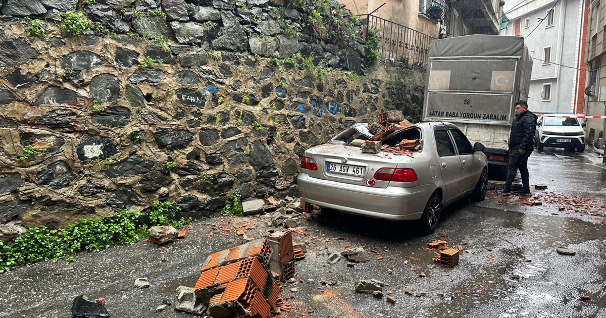 Kağıthane'de bahçe duvarı aracın üzerine devrildi