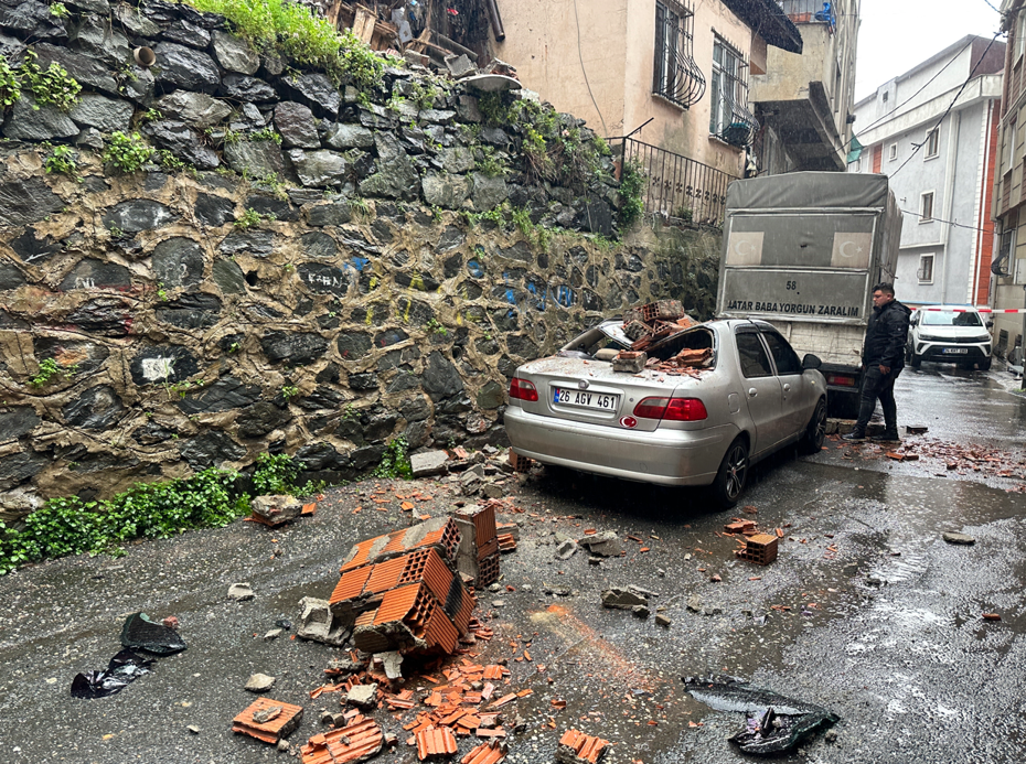 Kağıthane'de bahçe duvarı aracın üzerine devrildi