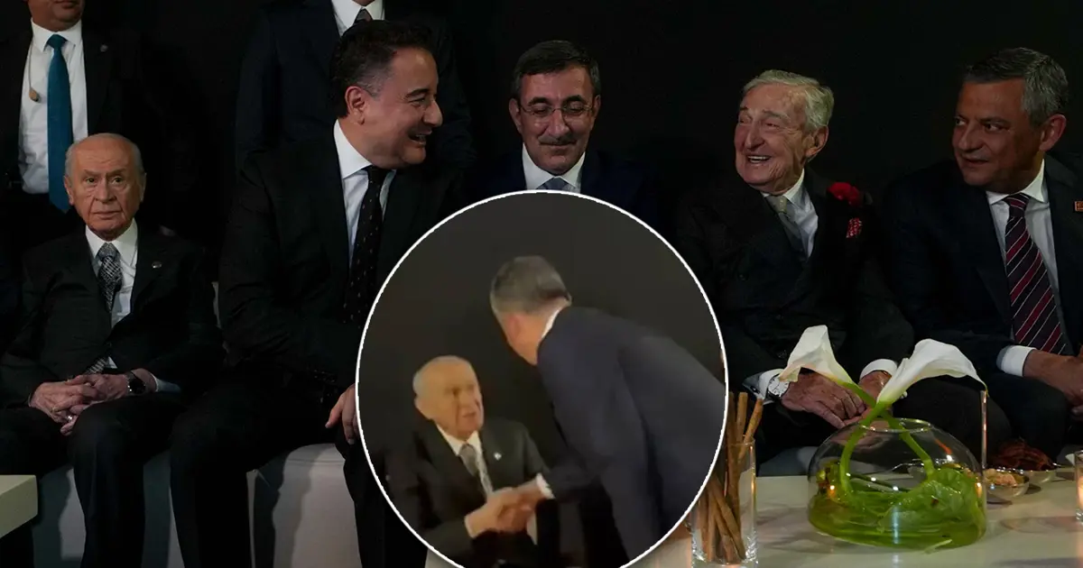 Sert mesajlardan sonra gözler üzerlerindeydi. Bahçeli ve Özel tokalaşıp sohbet etti